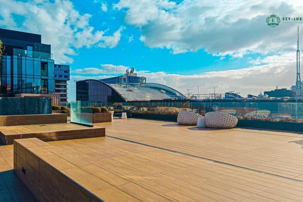 Elegant In Park With Rooftop Infinity Pool On St Kilda Road, Apartment Melbourne