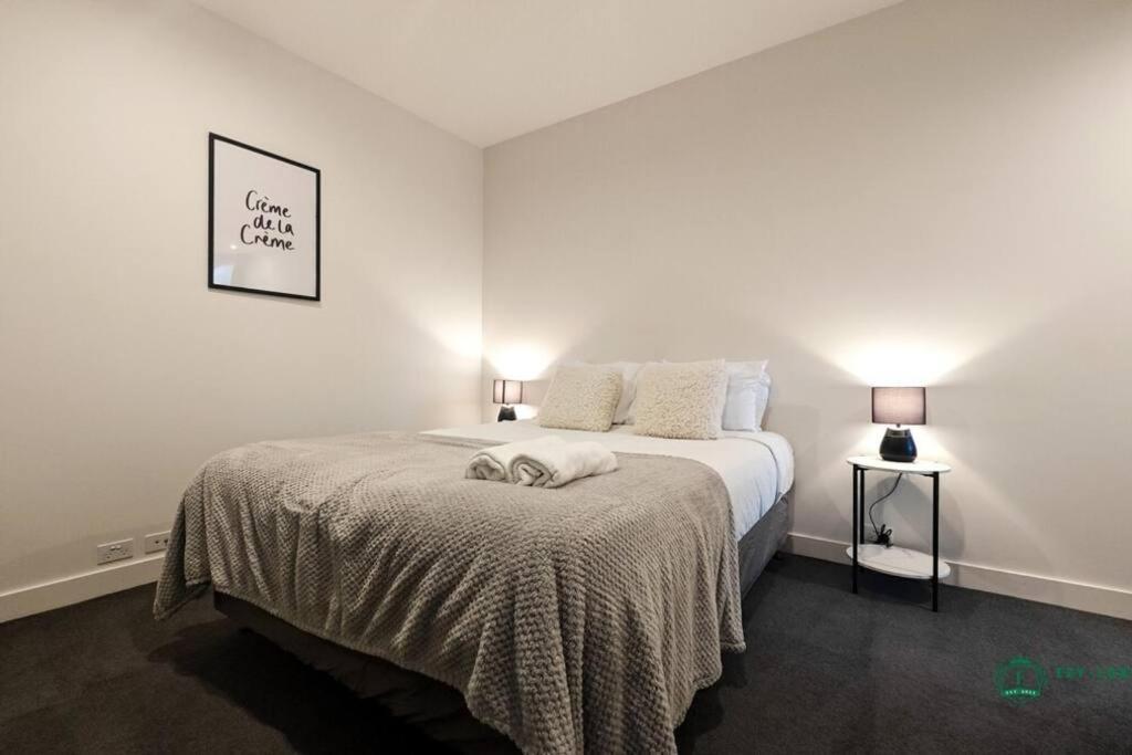 Elegant In Park With Rooftop Infinity Pool On St Kilda Road, Melbourne