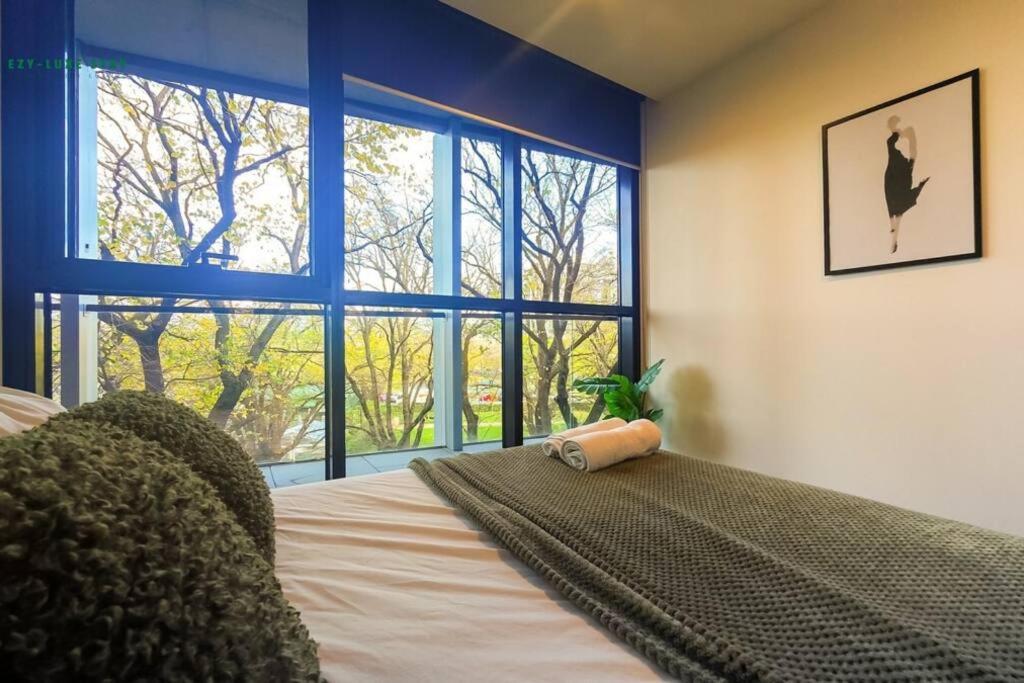 Elegant In Park With Rooftop Infinity Pool On St Kilda Road, *