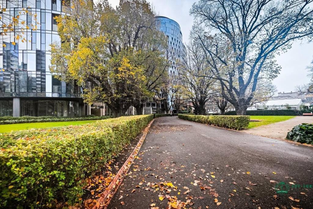 Apartment Elegant In Park With Rooftop Infinity Pool On St Kilda Road,