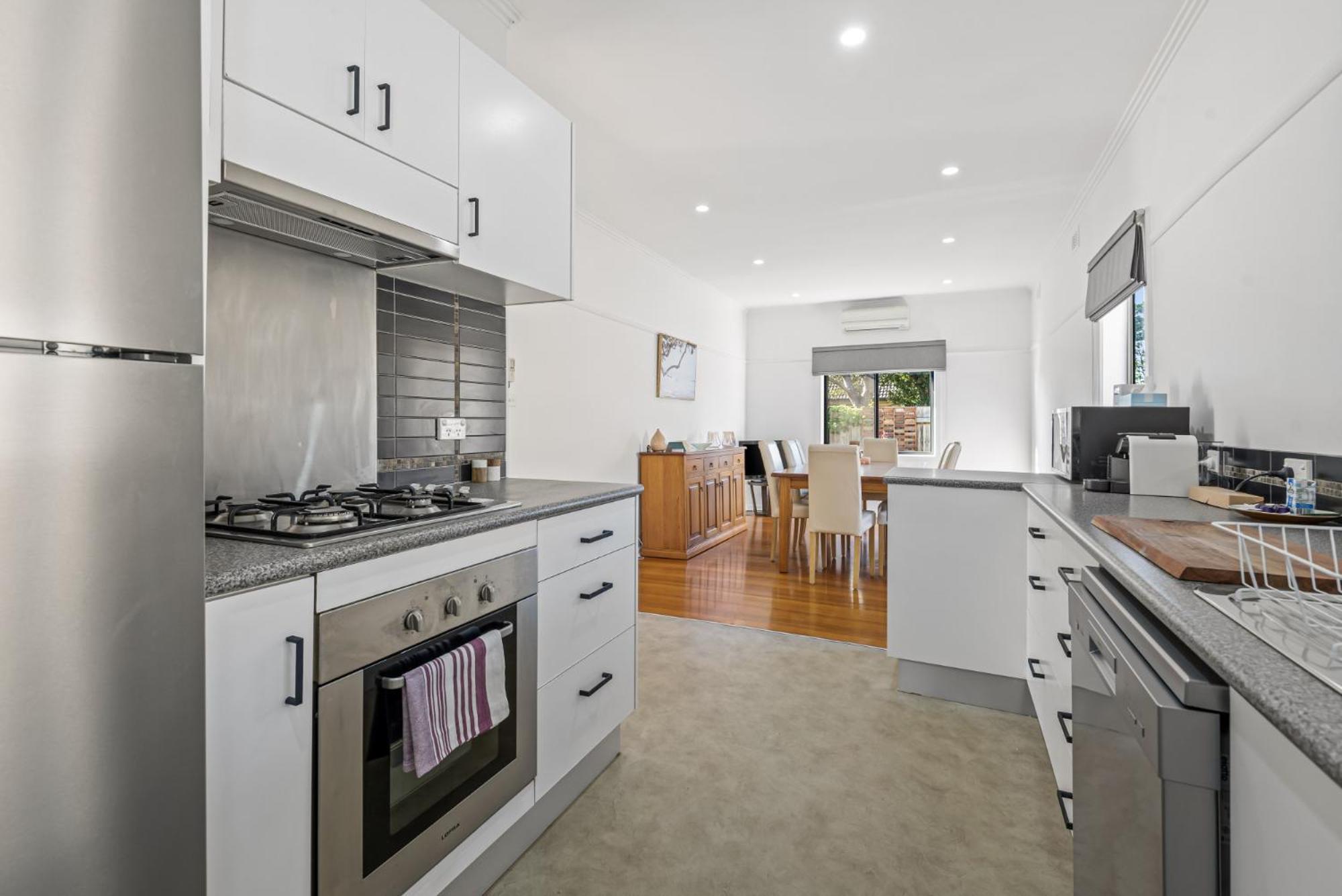 Spacious 3-bed With Outdoor Dining Near Airport