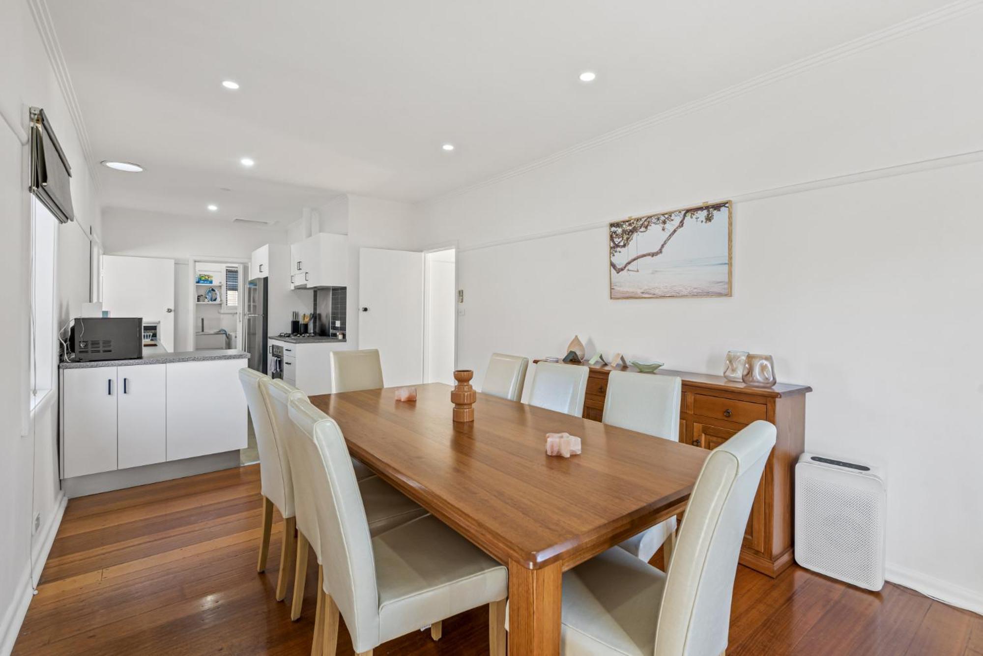 Spacious 3-bed With Outdoor Dining Near Airport Holiday home