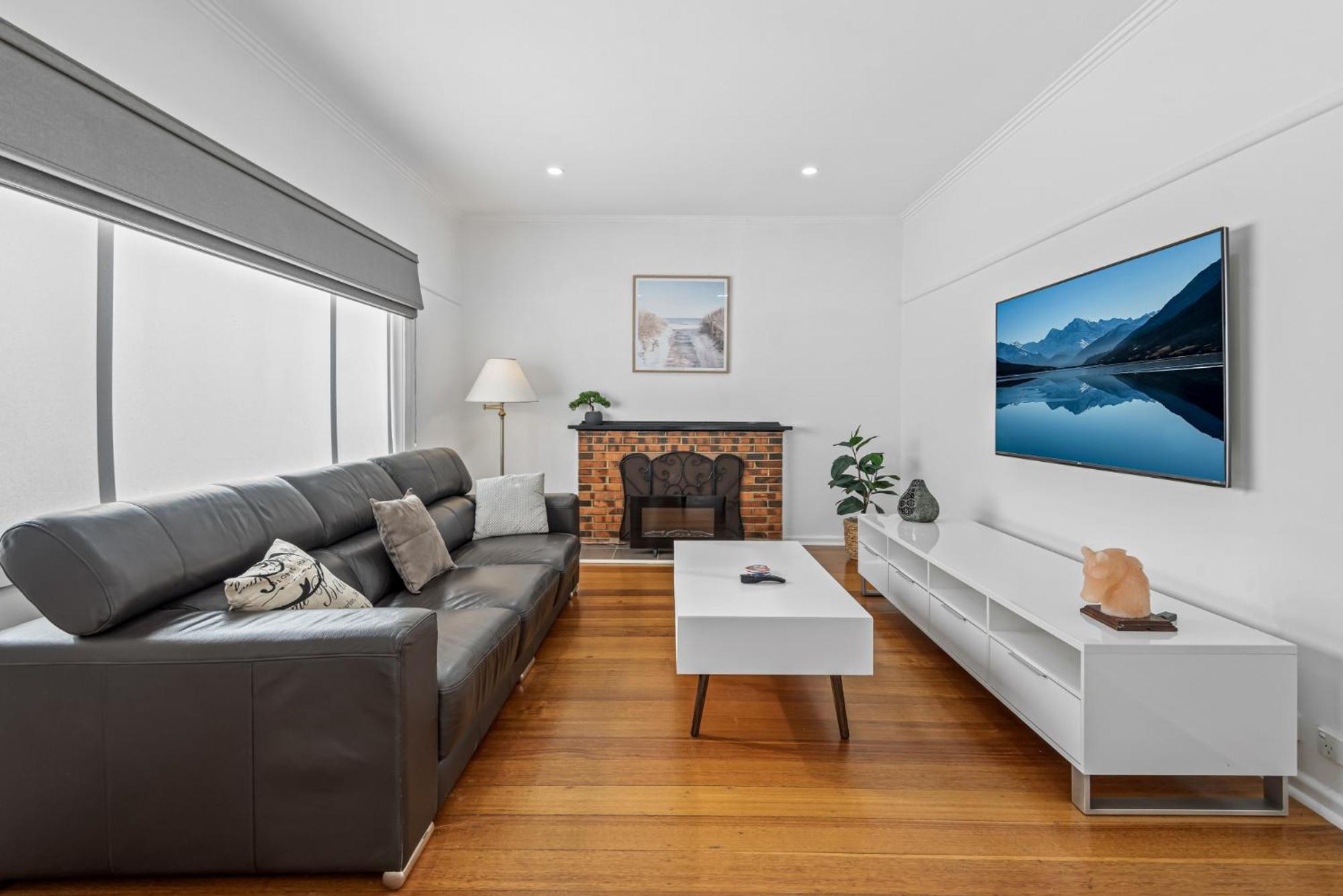 Spacious 3-bed With Outdoor Dining Near Airport Holiday home *