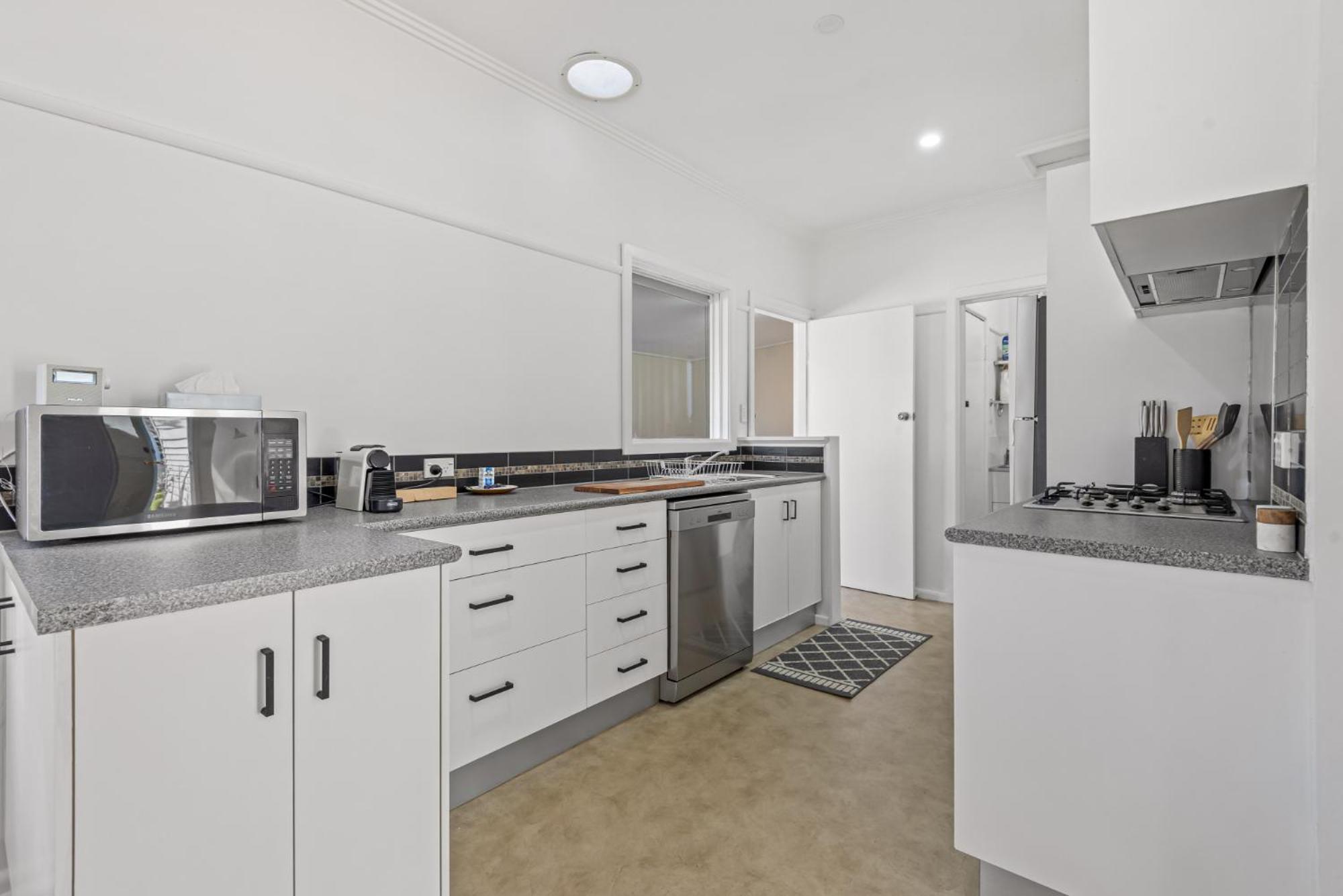 Spacious 3-bed With Outdoor Dining Near Airport Holiday home *