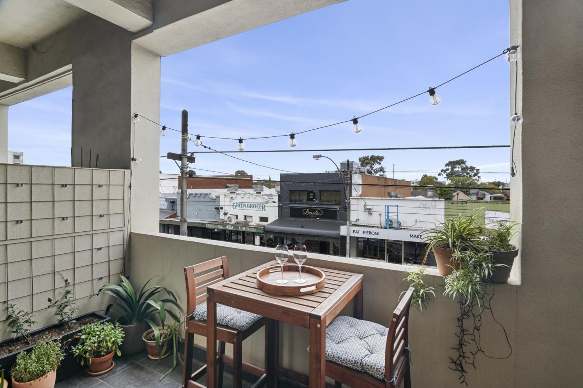 Cosy 2-bed With Modern Design & Alfresco Dining *