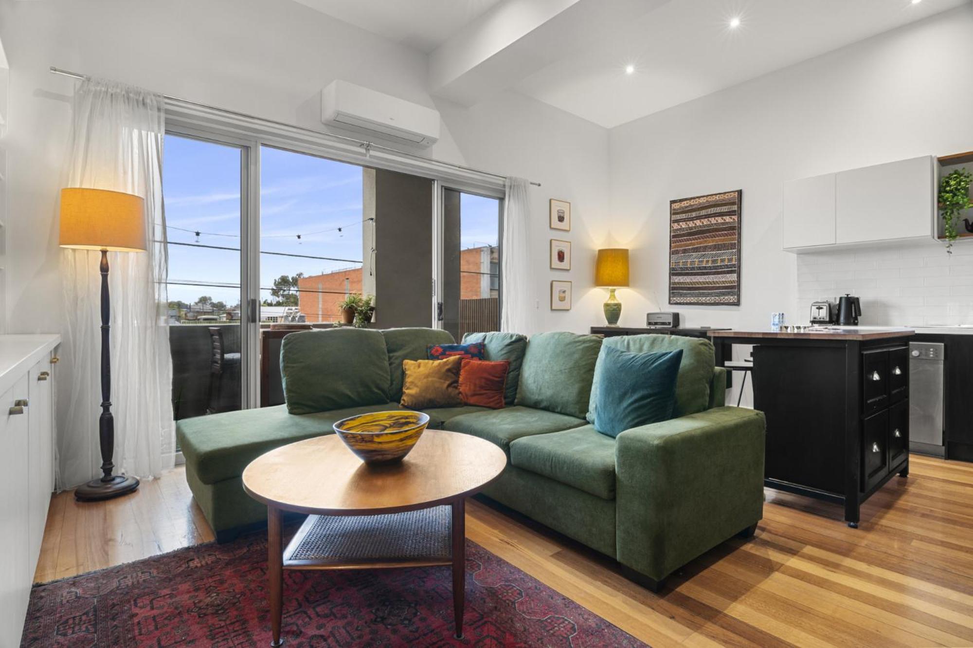 Cosy 2-bed With Modern Design & Alfresco Dining Melbourne