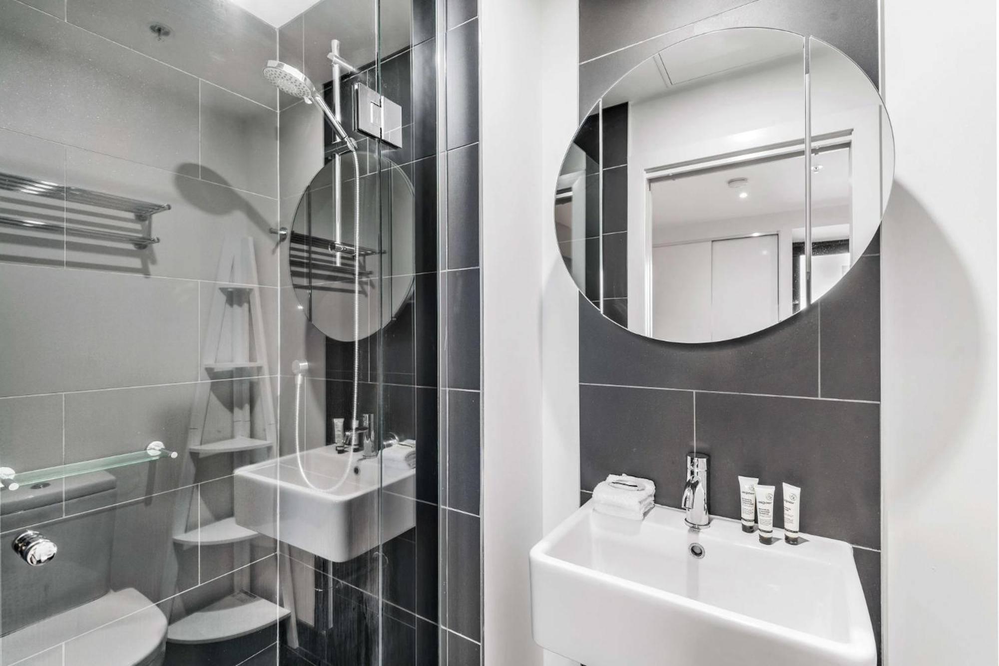 Contemporary 1-bed With Pool And Gym Apartment