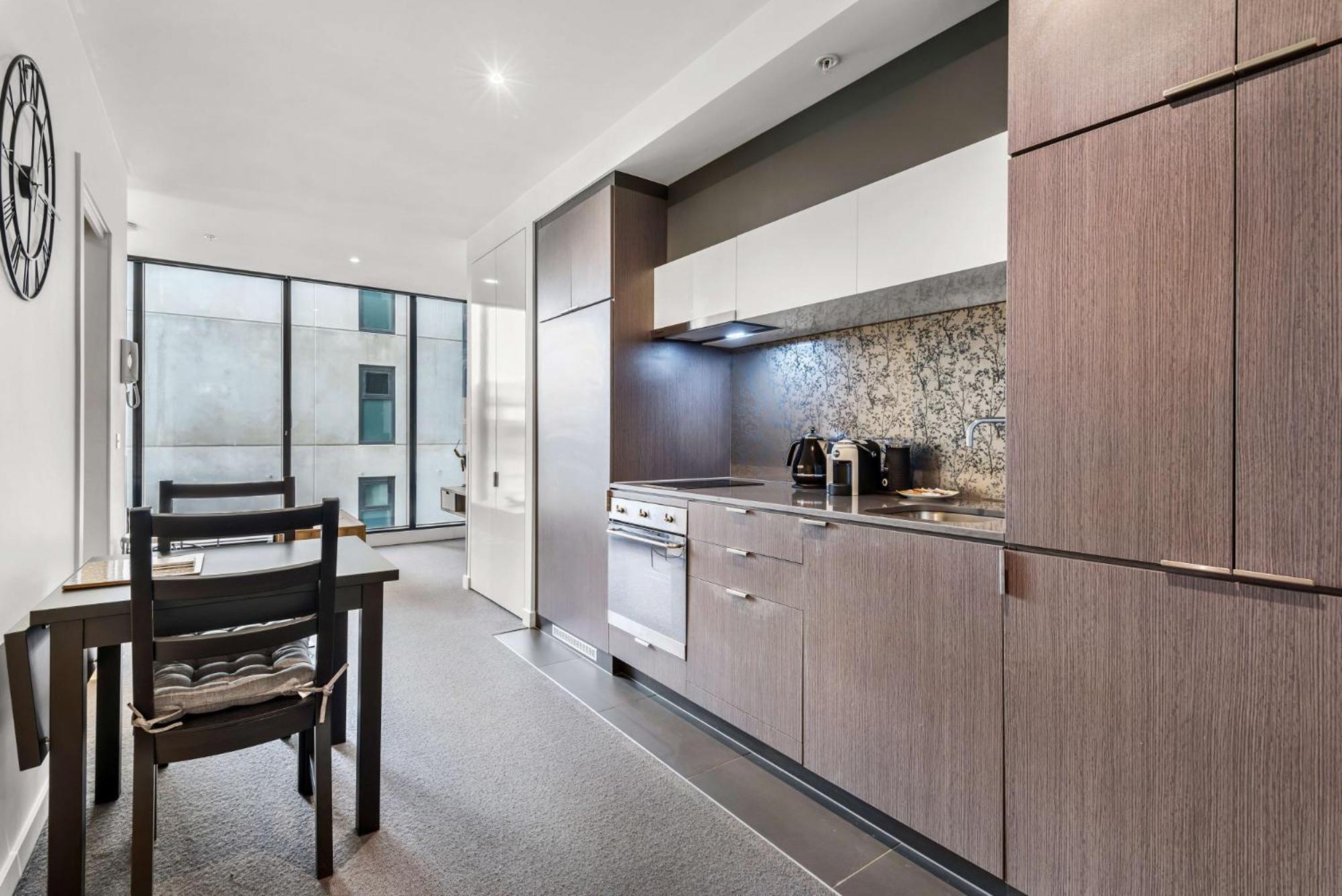 Contemporary 1-bed With Pool And Gym Apartment