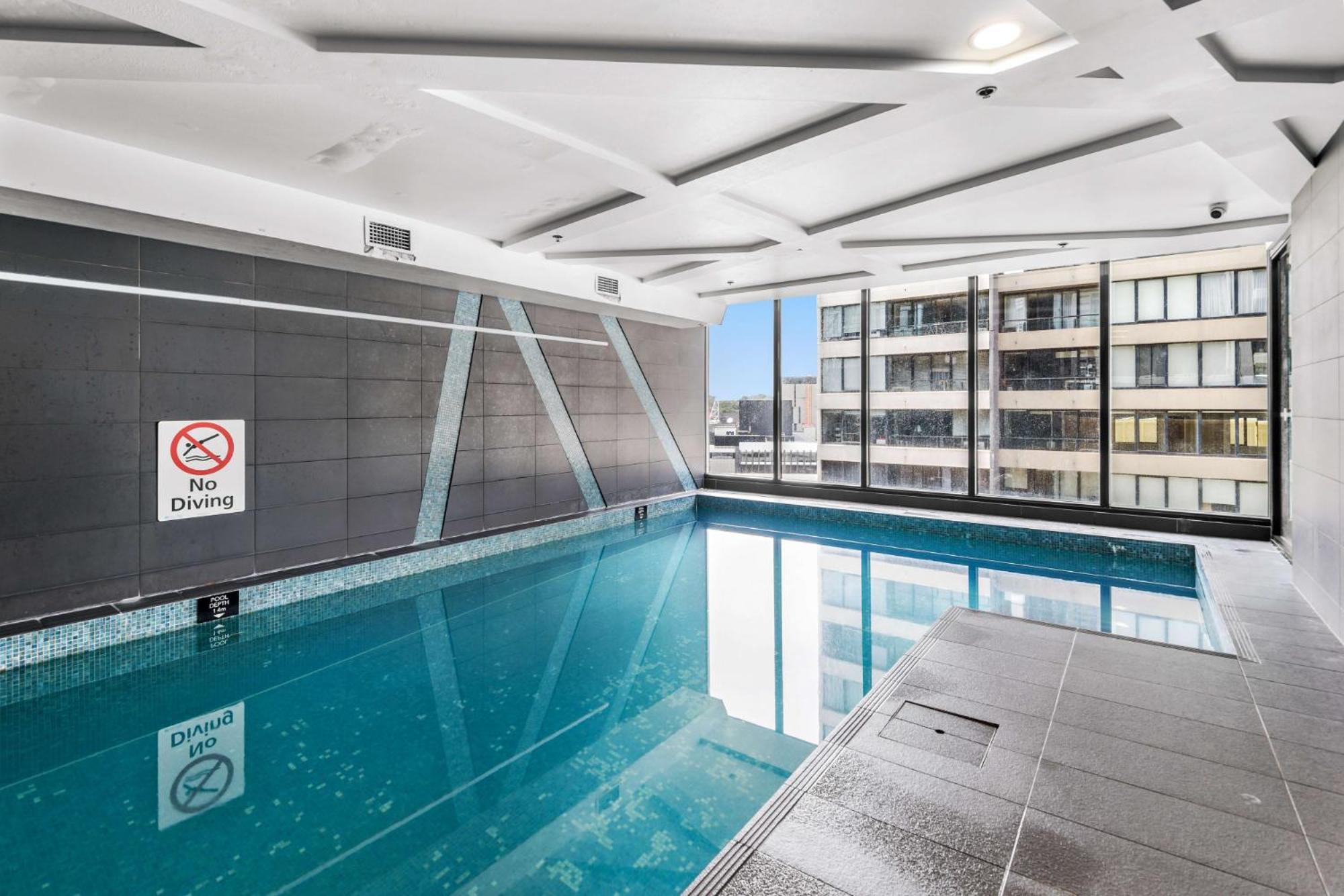 Contemporary 1-bed With Pool And Gym Apartment Melbourne