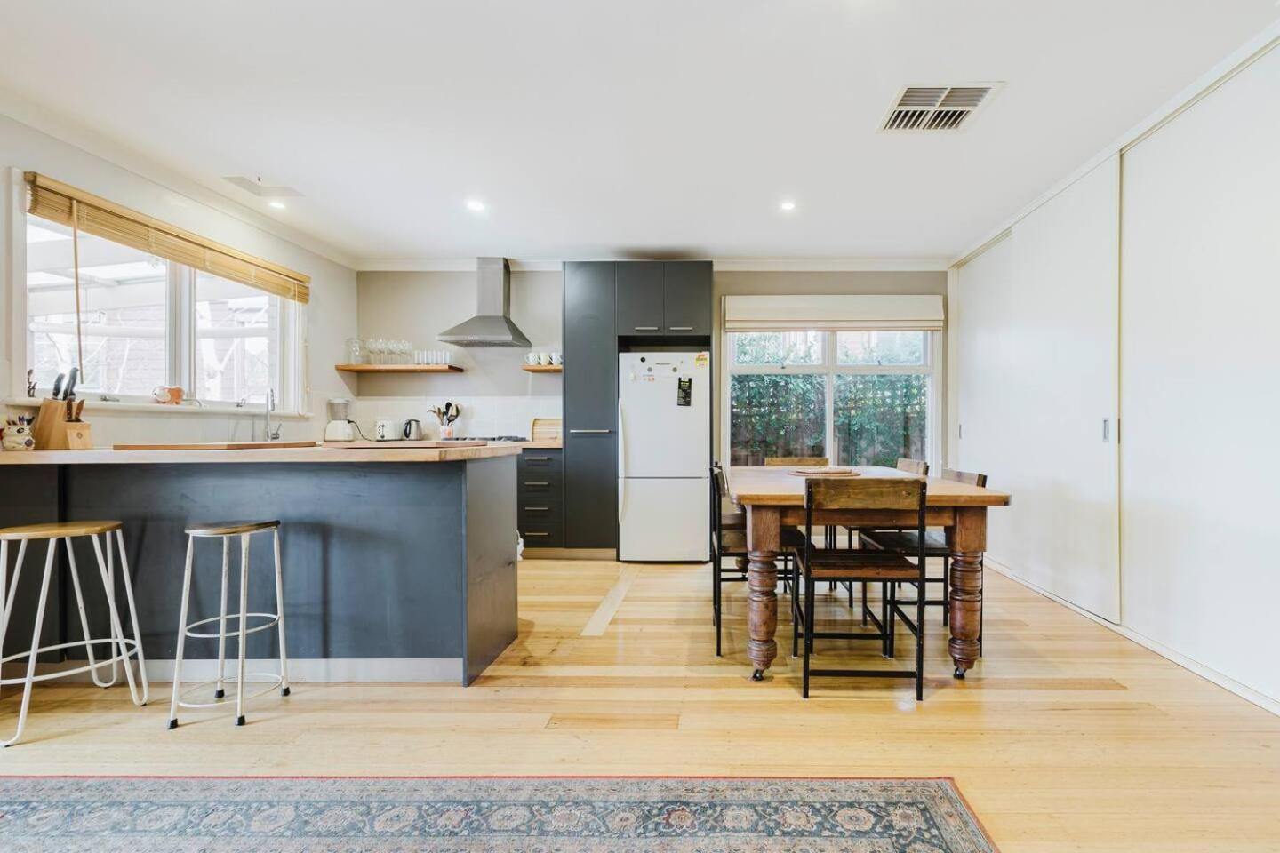 Apartment 'tangerine Gleam' Cheerful Inner-city Family Abode *