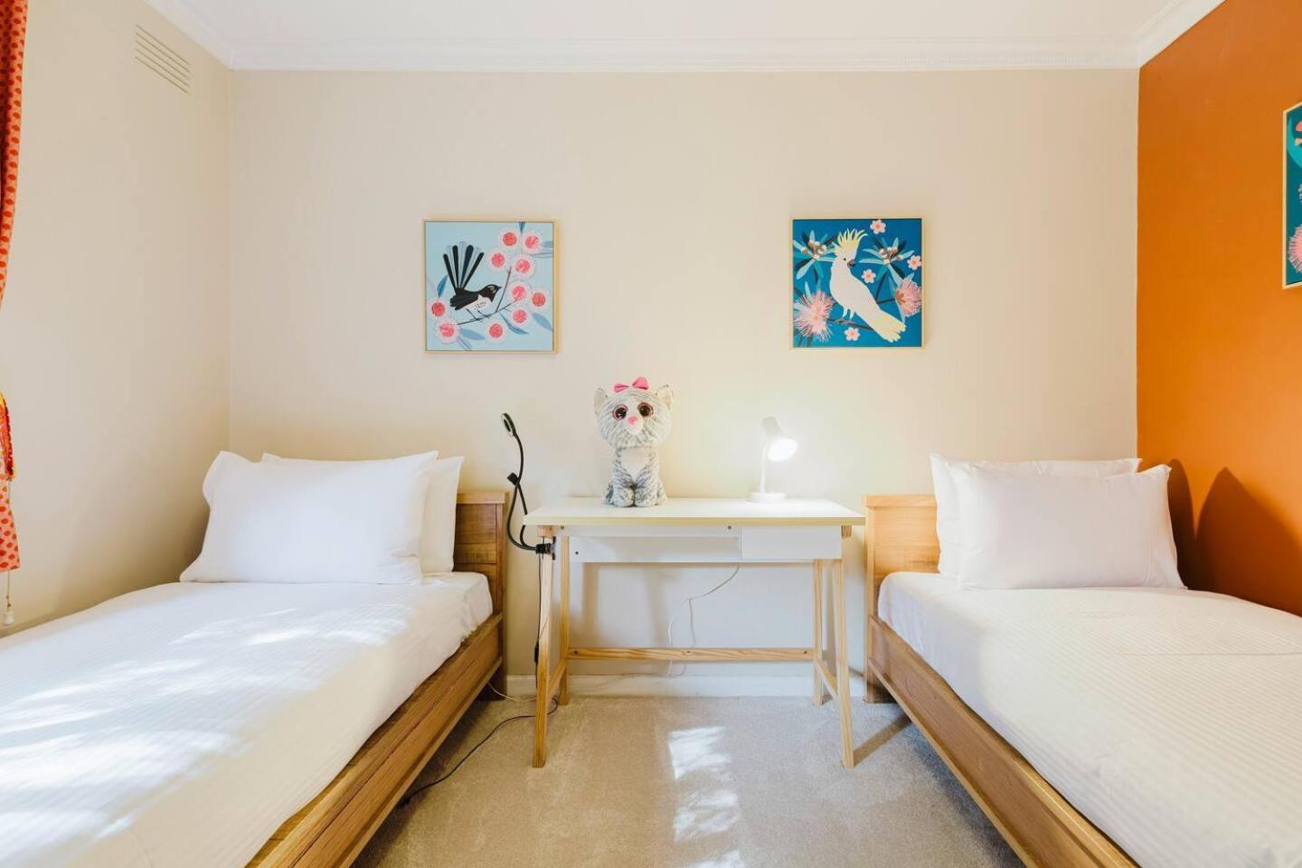 Apartment 'tangerine Gleam' Cheerful Inner-city Family Abode