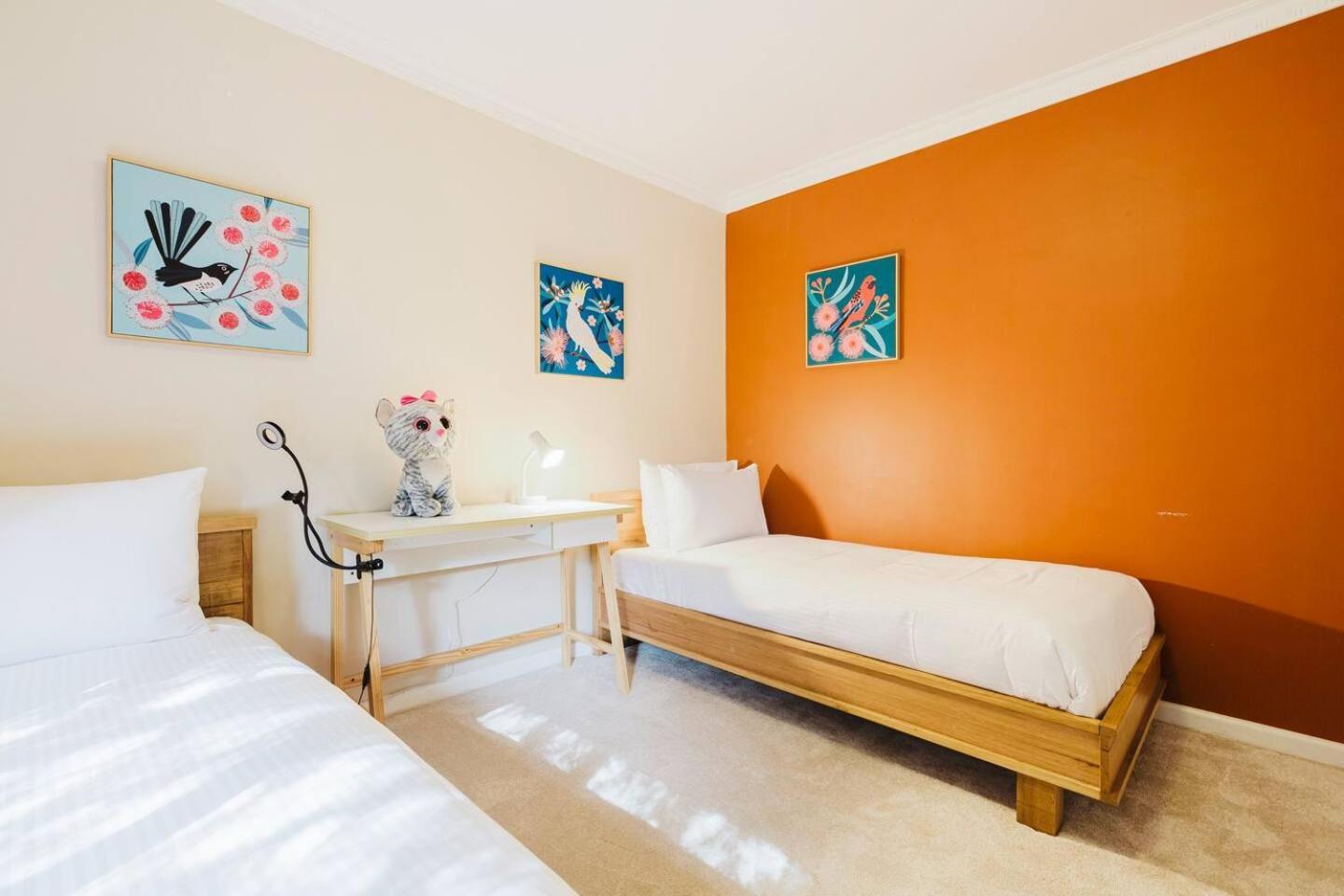Apartment 'tangerine Gleam' Cheerful Inner-city Family Abode *