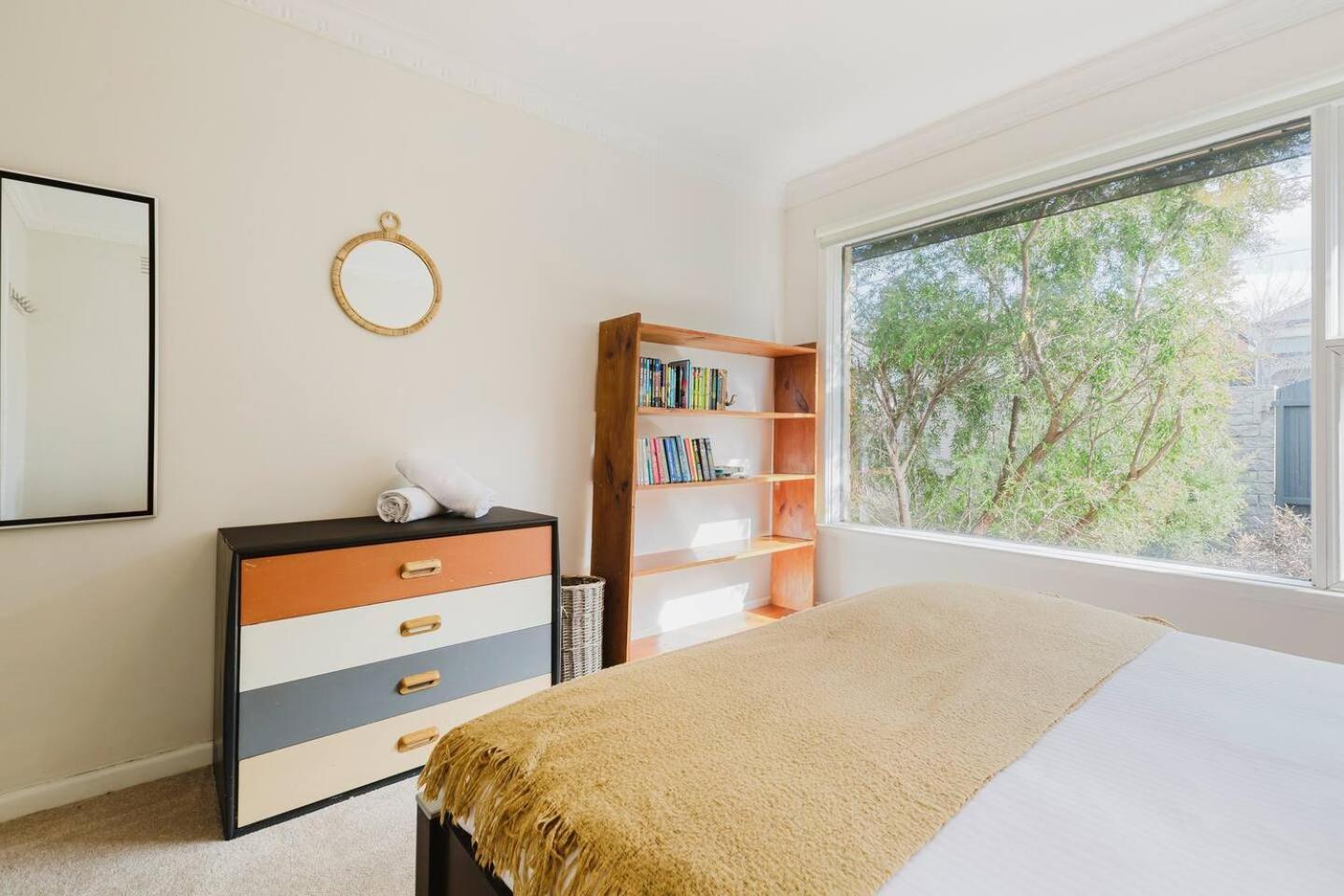 'tangerine Gleam' Cheerful Inner-city Family Abode