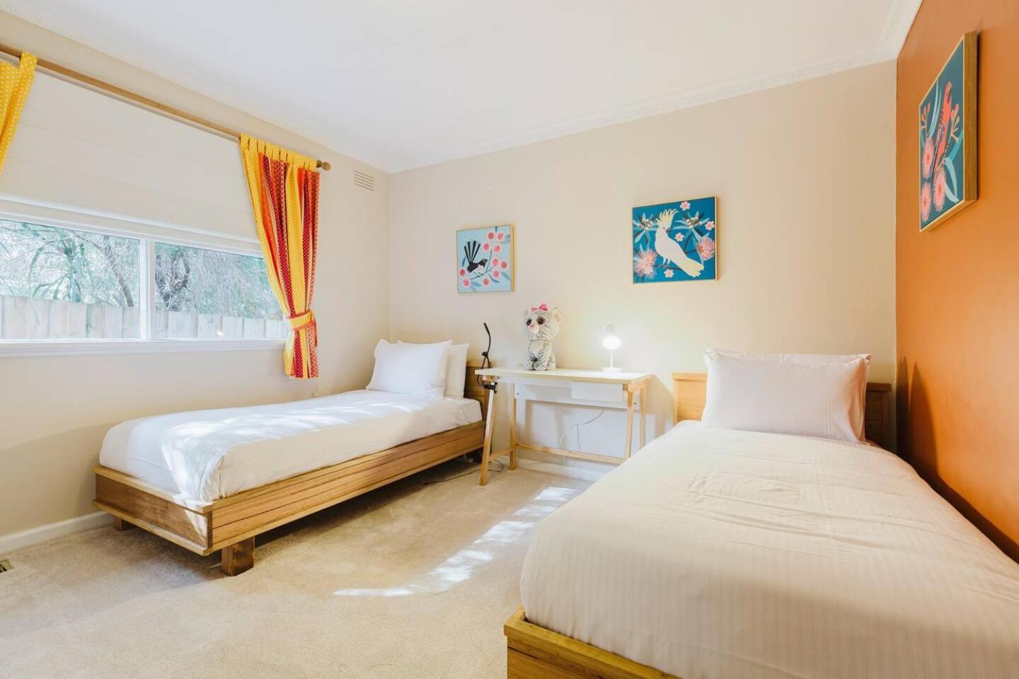 Apartment 'tangerine Gleam' Cheerful Inner-city Family Abode *