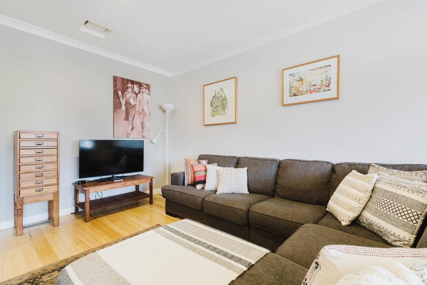 Apartment 'tangerine Gleam' Cheerful Inner-city Family Abode *