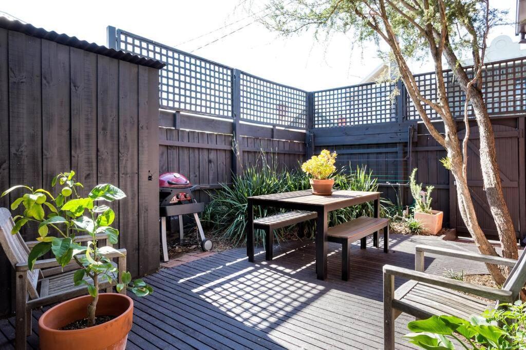 Spacious, Stylish House With Private Courtyard Near Shops, Cafes, And Tram *