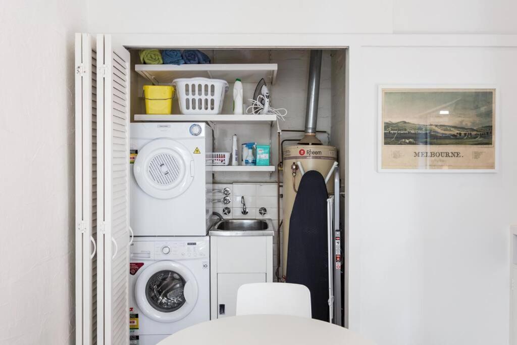 Spacious, Stylish House With Private Courtyard Near Shops, Cafes, And Tram Melbourne