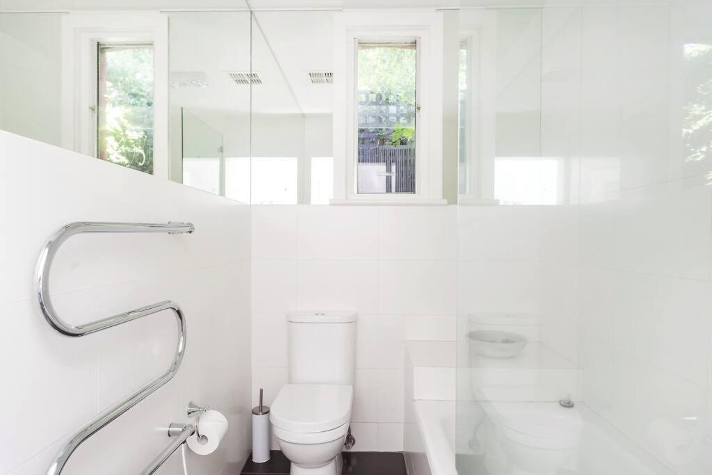 Holiday home Spacious, Stylish House With Private Courtyard Near Shops, Cafes, And Tram Melbourne