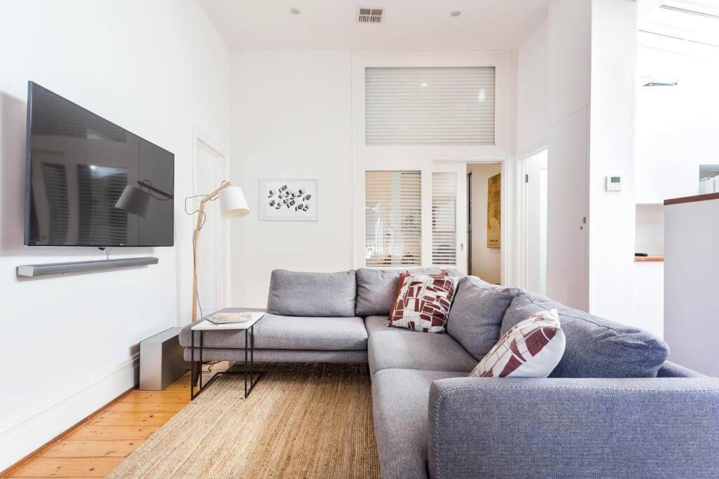 Spacious, Stylish House With Private Courtyard Near Shops, Cafes, And Tram *