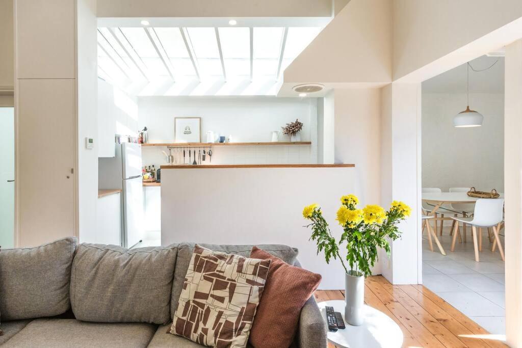 Holiday home Spacious, Stylish House With Private Courtyard Near Shops, Cafes, And Tram *