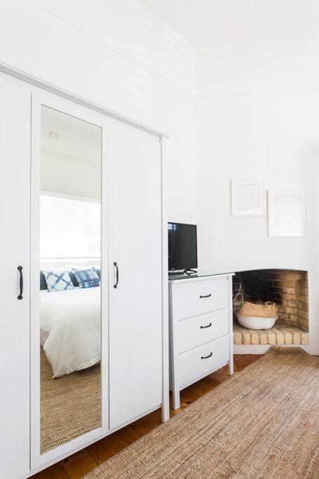 Spacious, Stylish House With Private Courtyard Near Shops, Cafes, And Tram Melbourne