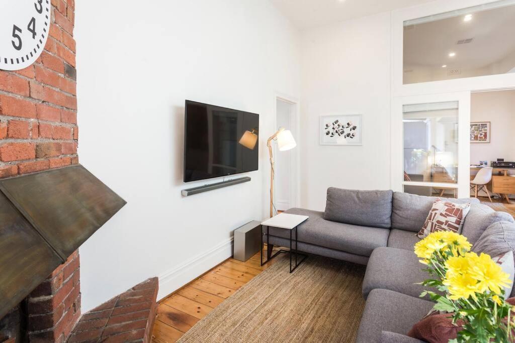 Holiday home Spacious, Stylish House With Private Courtyard Near Shops, Cafes, And Tram