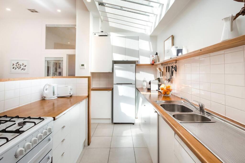 Spacious, Stylish House With Private Courtyard Near Shops, Cafes, And Tram Melbourne