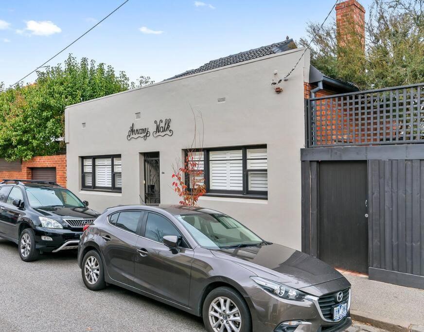 Spacious, Stylish House With Private Courtyard Near Shops, Cafes, And Tram * Melbourne