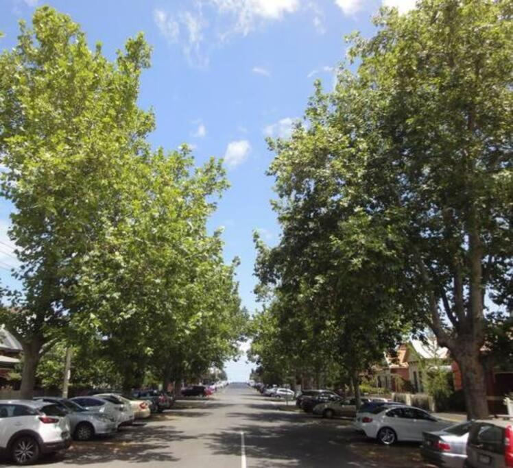 Spacious, Stylish House With Private Courtyard Near Shops, Cafes, And Tram Melbourne