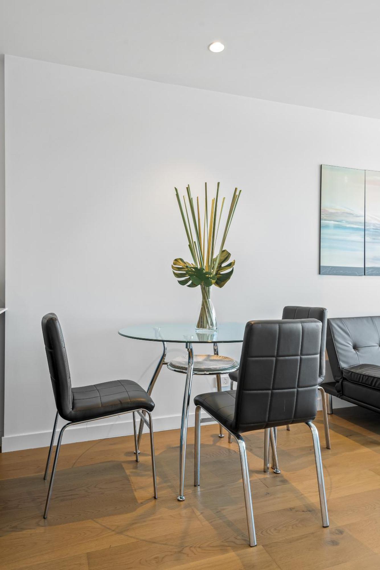 1-bed Pad With Modern Amenities, Pool & Gym Apartment Melbourne