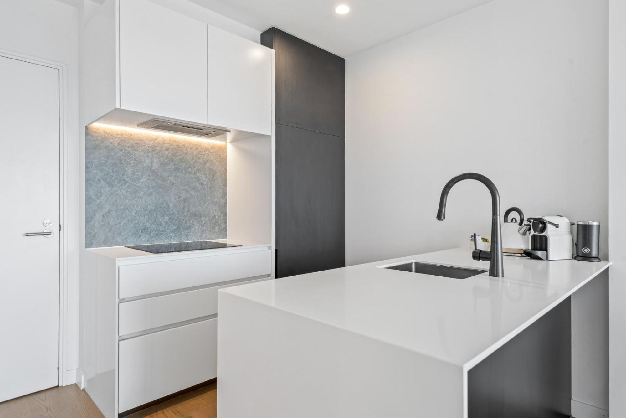 1-bed Pad With Modern Amenities, Pool & Gym * Melbourne