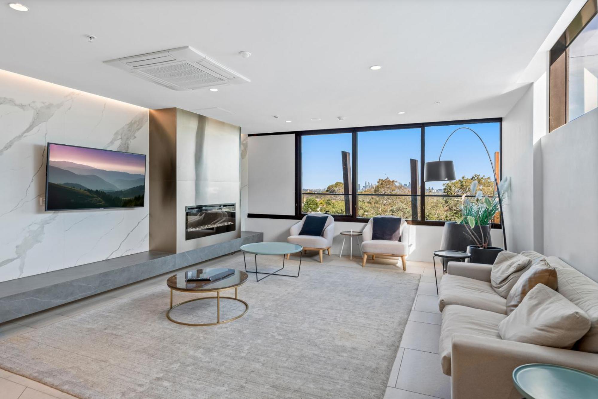 1-bed Pad With Modern Amenities, Pool & Gym * Melbourne