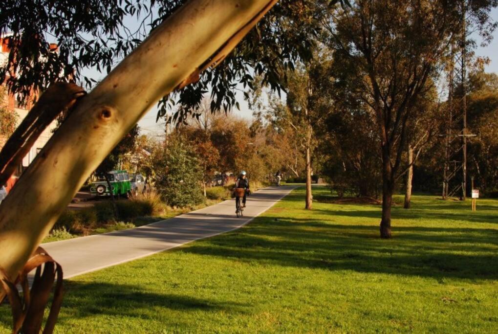 Lygon St Location And Liveability Pool And Gym Apartment *