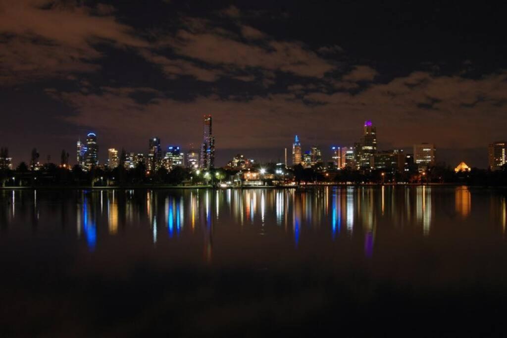A1 Art Deco 2 Bedroom Sleeps 5 Nimmo1 Melbourne