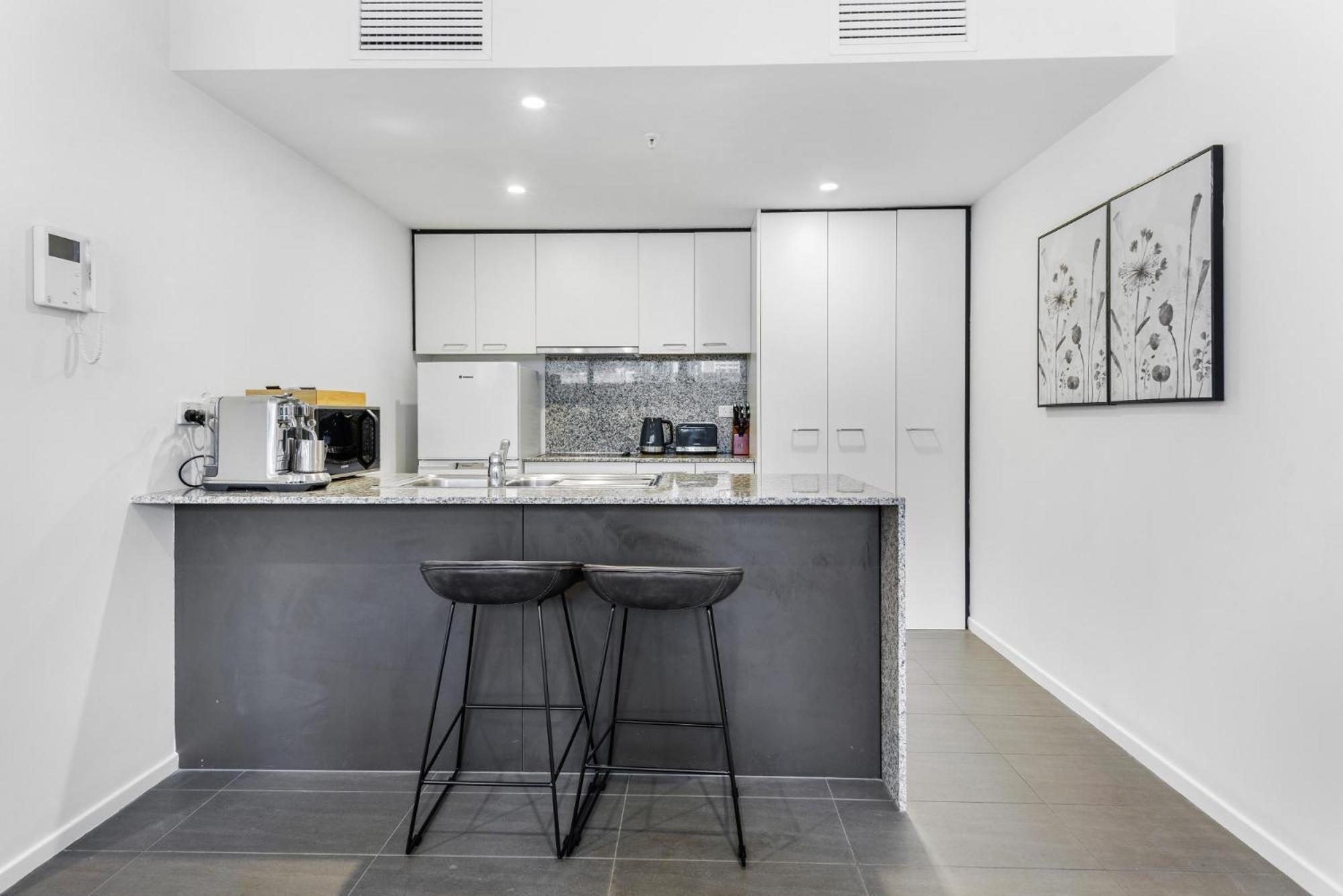 Gorgeous 3-bed In Melbourne's East End Apartment *