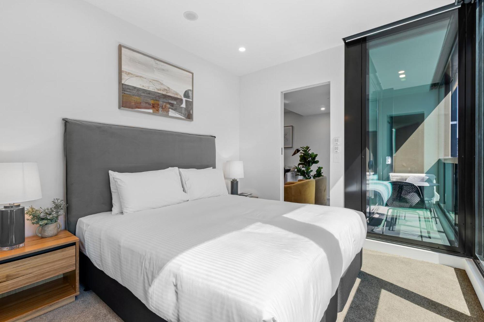 Remarkable 3-bed With Views & Swimming Pool Melbourne