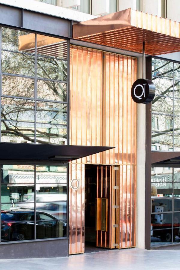 Apartment Luxury Cbd In Iconic Qt Building *