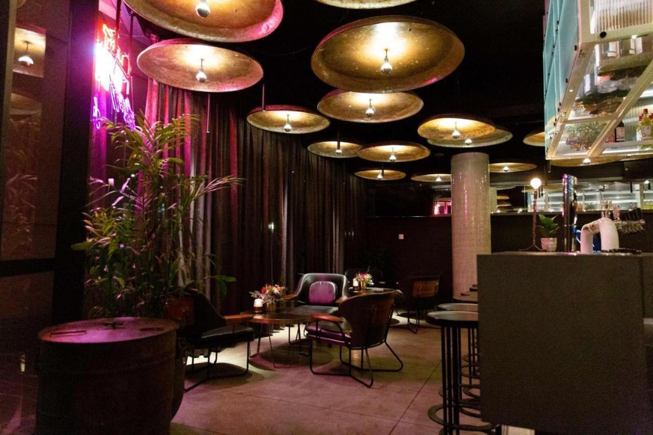 Apartment Luxury Cbd In Iconic Qt Building *