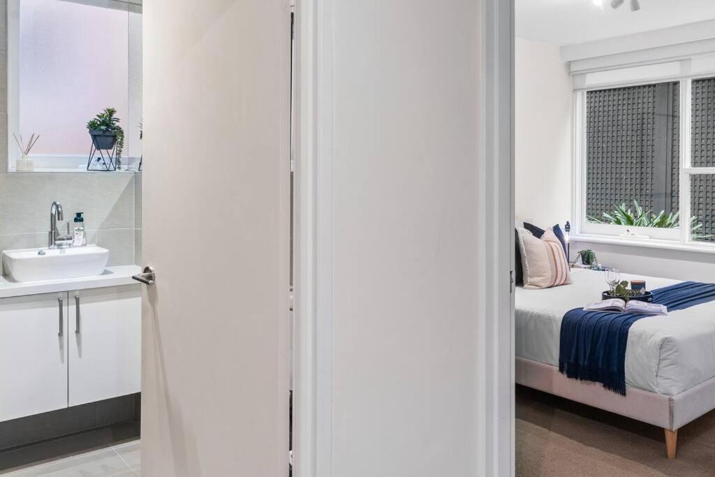 Urban Oasis In Toorak Apartment *