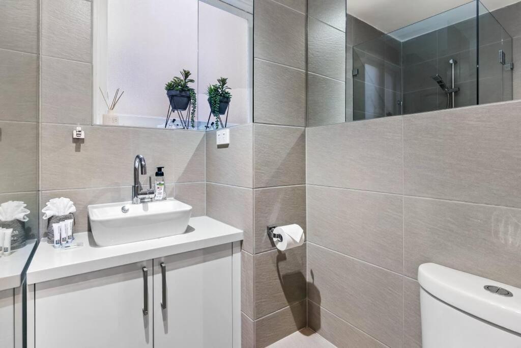 Urban Oasis In Toorak Apartment
