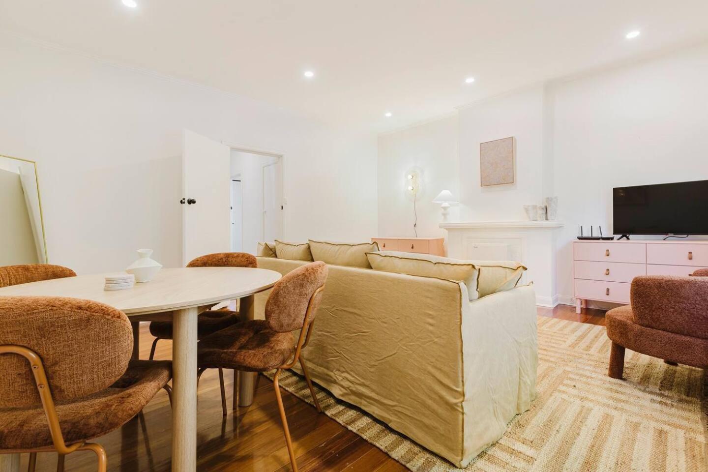 Apartment Salmon Calm - Trendy Velvet Allure By Park Melbourne