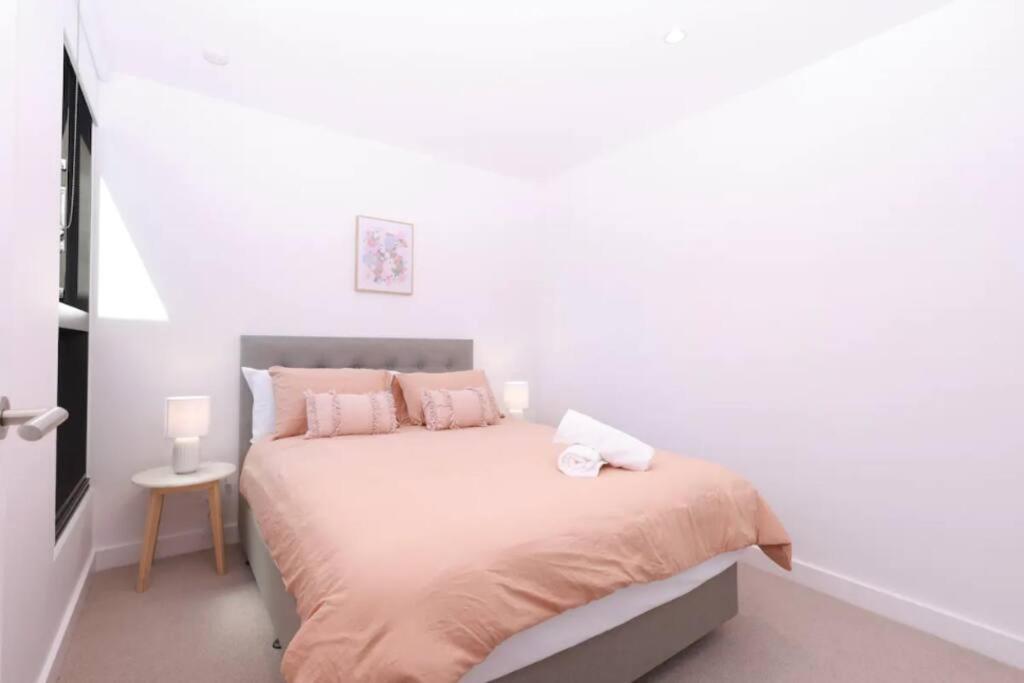 Apartment 13d Stylish Abnb With Local Flair With Free Parking, Tramstop *