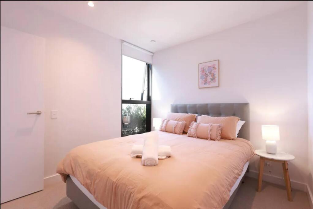 13d Stylish Abnb With Local Flair With Free Parking, Tramstop Apartment *