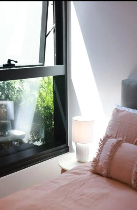 Apartment 13d Stylish Abnb With Local Flair With Free Parking, Tramstop Melbourne