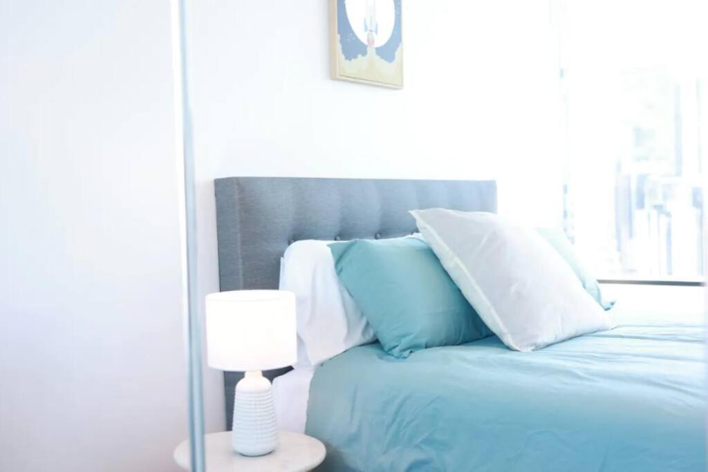 13d Stylish Abnb With Local Flair With Free Parking, Tramstop Apartment *