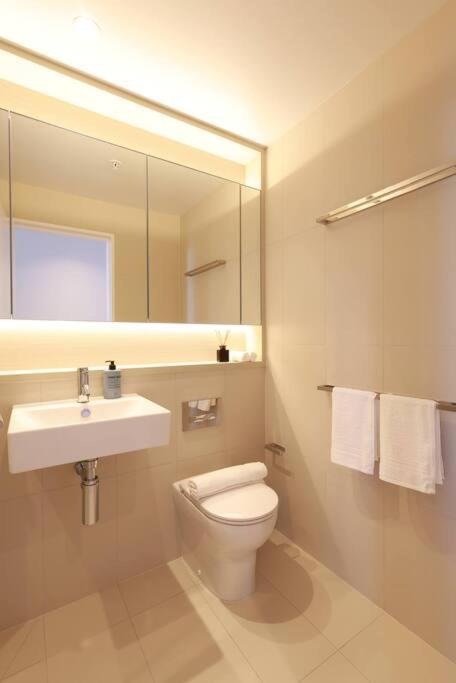 13d Stylish Abnb With Local Flair With Free Parking, Tramstop *