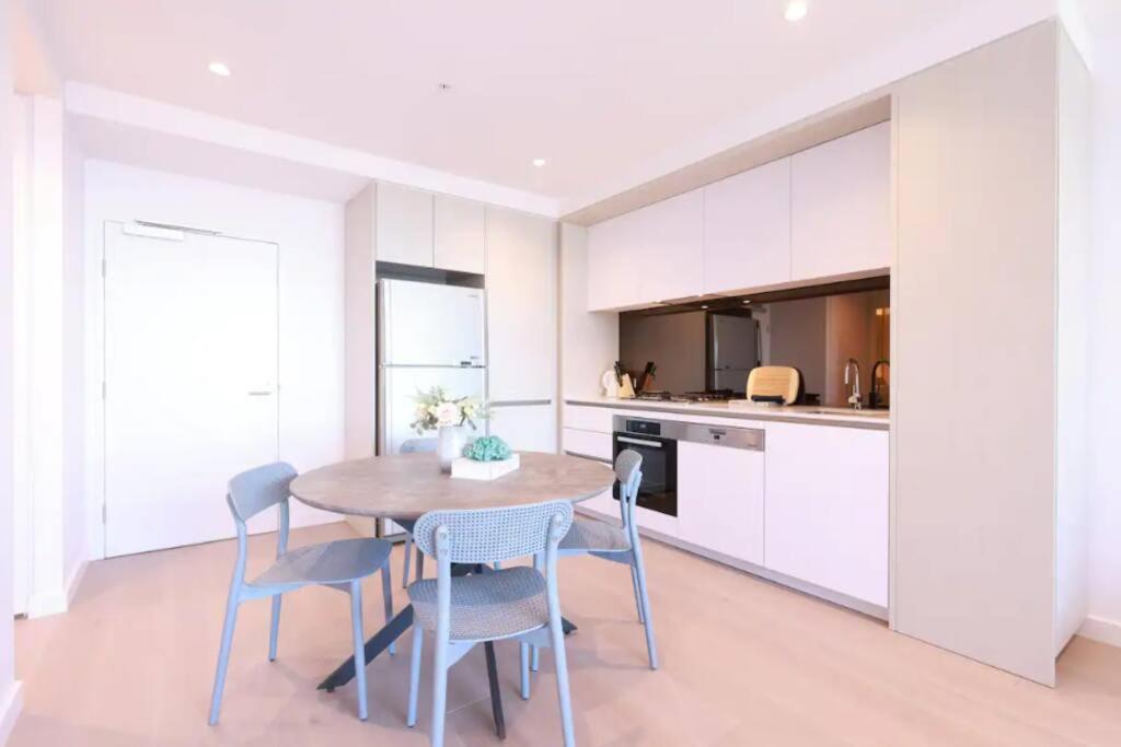 13d Stylish Abnb With Local Flair With Free Parking, Tramstop Apartment