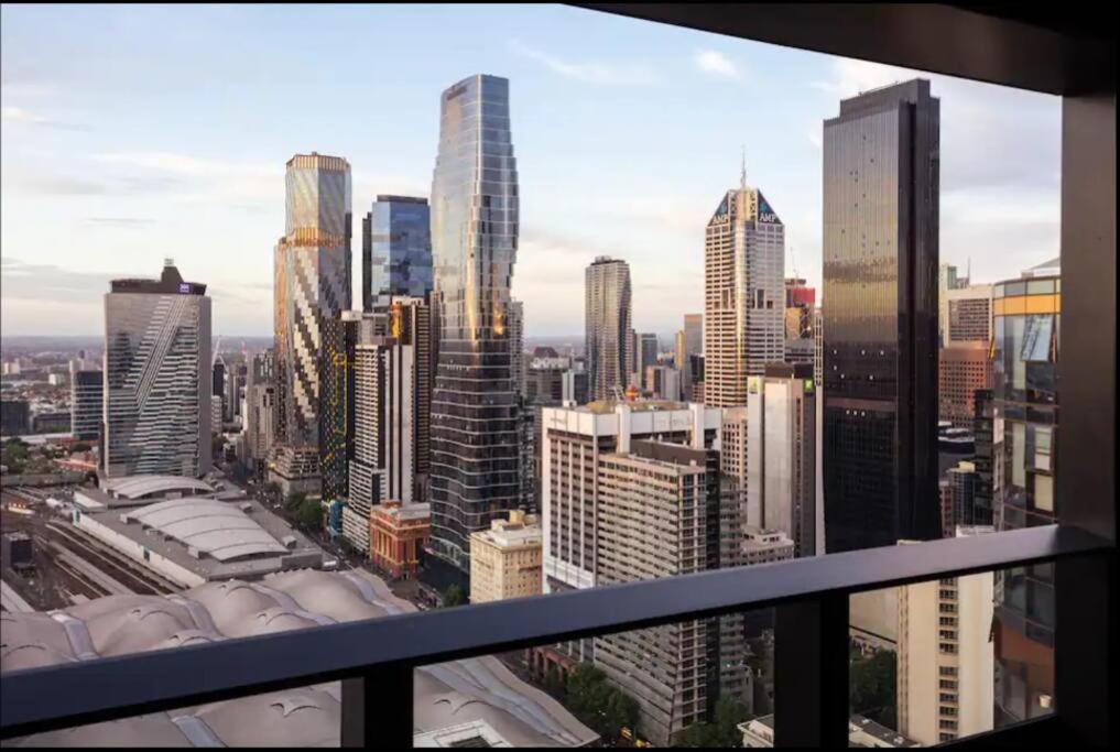 13d Stylish Abnb With Local Flair With Free Parking, Tramstop Apartment *