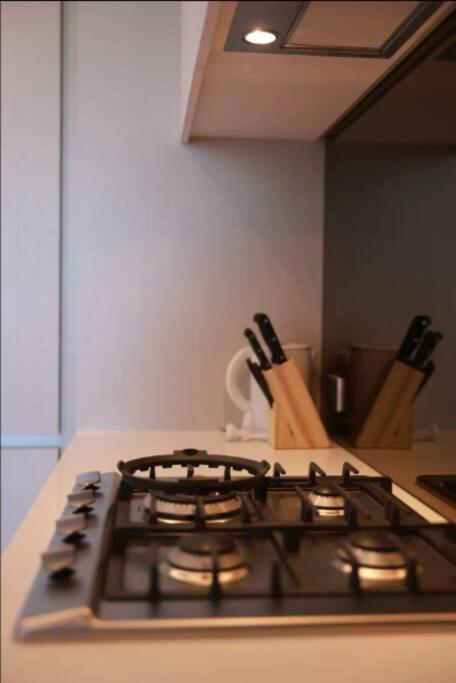 13d Stylish Abnb With Local Flair With Free Parking, Tramstop *