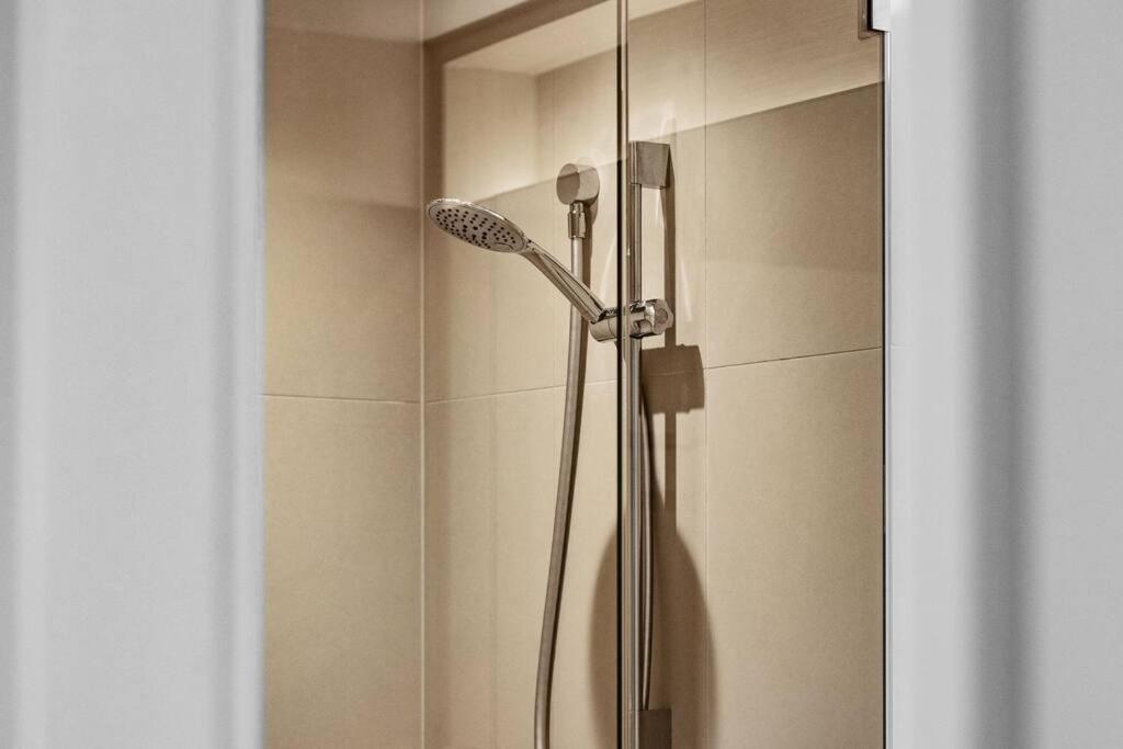 13d Stylish Abnb With Local Flair With Free Parking, Tramstop Apartment